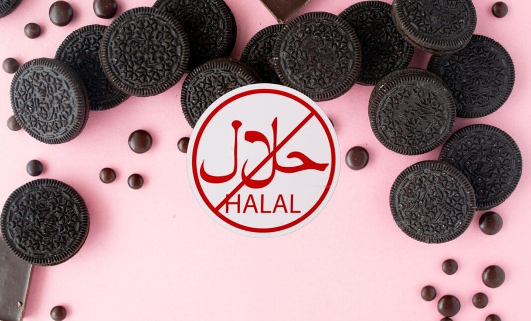 Le Biscuit Oreo vendu en Algérie est-il haram ? Découvrez la réponse. Biscuits Oreo avec logo halal sur fond rose.