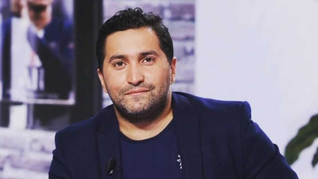 Portrait de Nabil Djellit, journaliste sportif algérien.