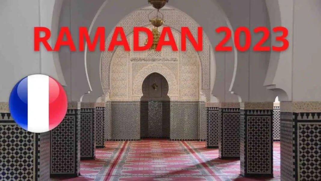 Ramadan 2023 en France : les prières de Tarawih seront faites par des imams algériens Espace de prière musulman avec décor traditionnel pour Ramadan 2023.
