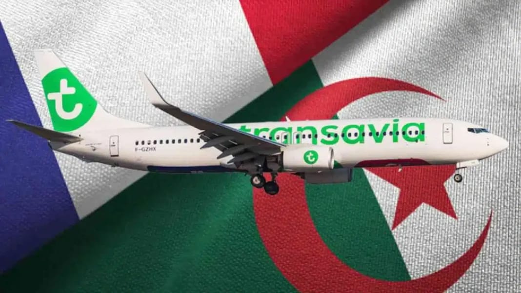 Avion Transavia sur fond de drapeau Algérie.