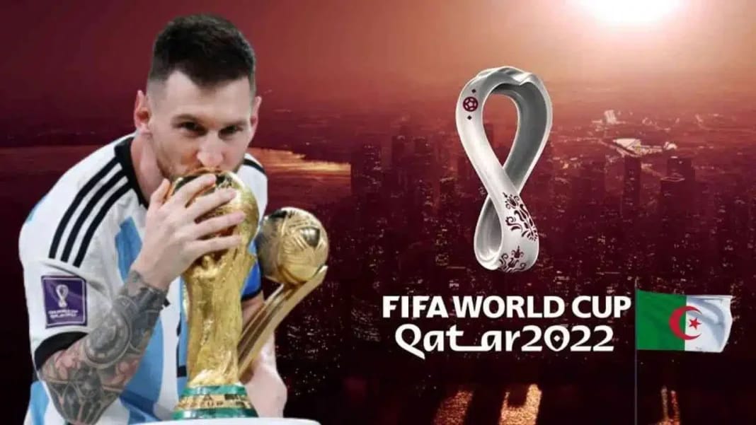 Lionel Messi tenant la Coupe du Monde 2022 au Qatar, en arrière-plan une ville illuminée.