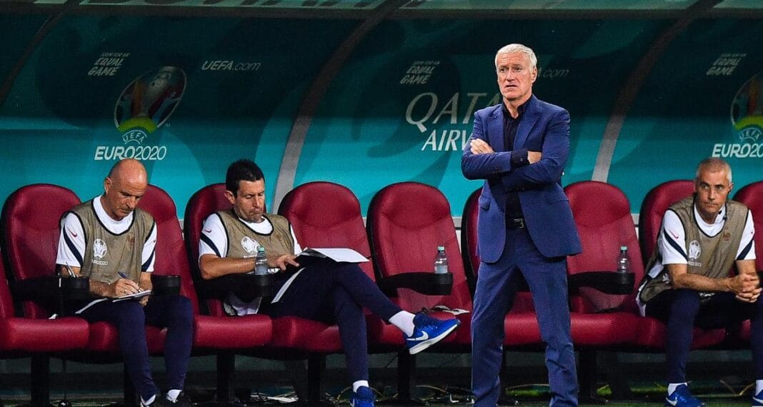 Entraîneur Zinedine Zidane et Didier Deschamps sur le banc de touche.