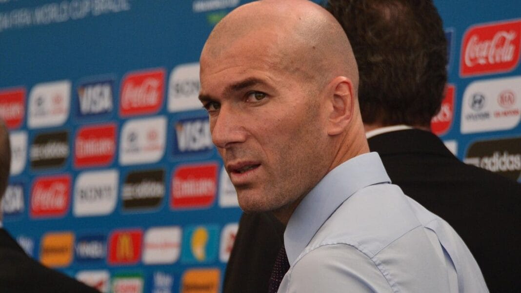 Lionel Charbonnier, à propos de Zidane « Zizou est en colère, il est très rancunier » Zidane en conférence de presse, visage sérieux, fond de logos de sponsors.