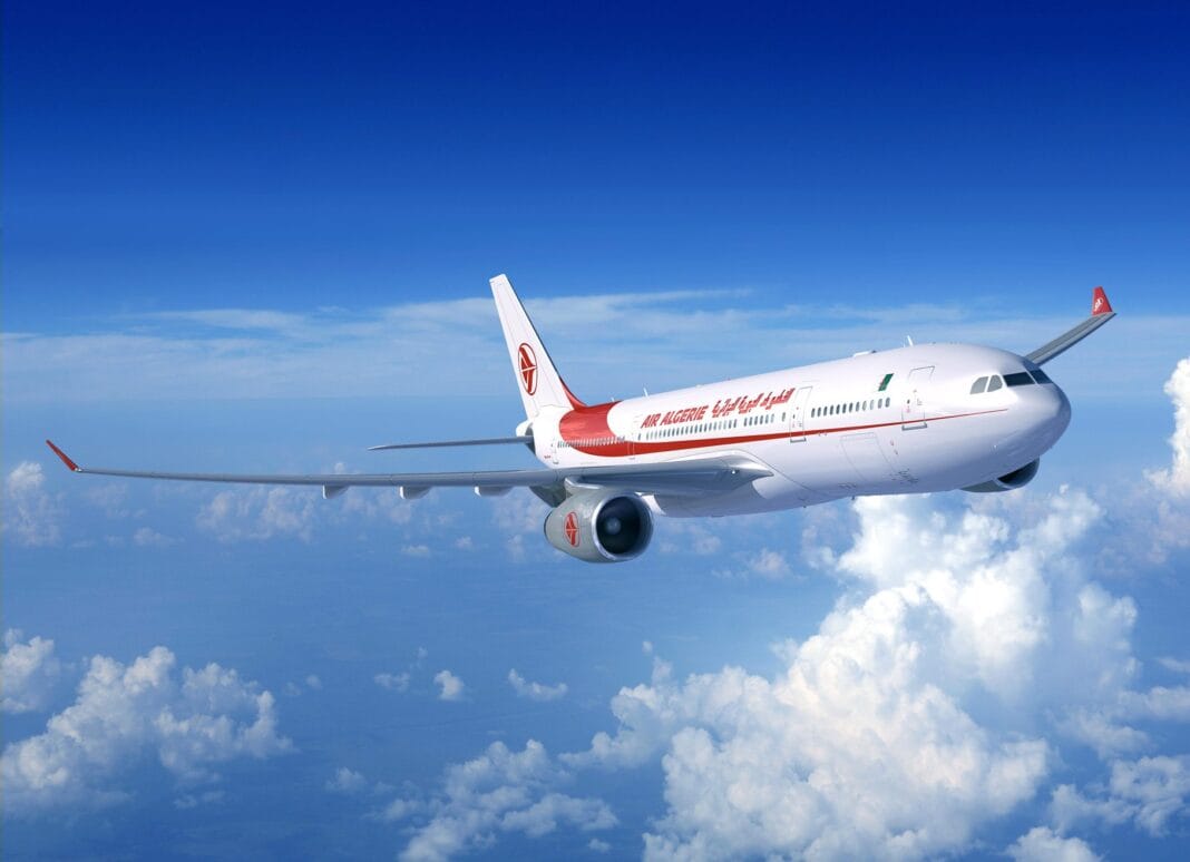 Vols depuis la France : des promotions avec Air Algérie en janvier Avion d'Air Algérie en vol dans le ciel bleu.
