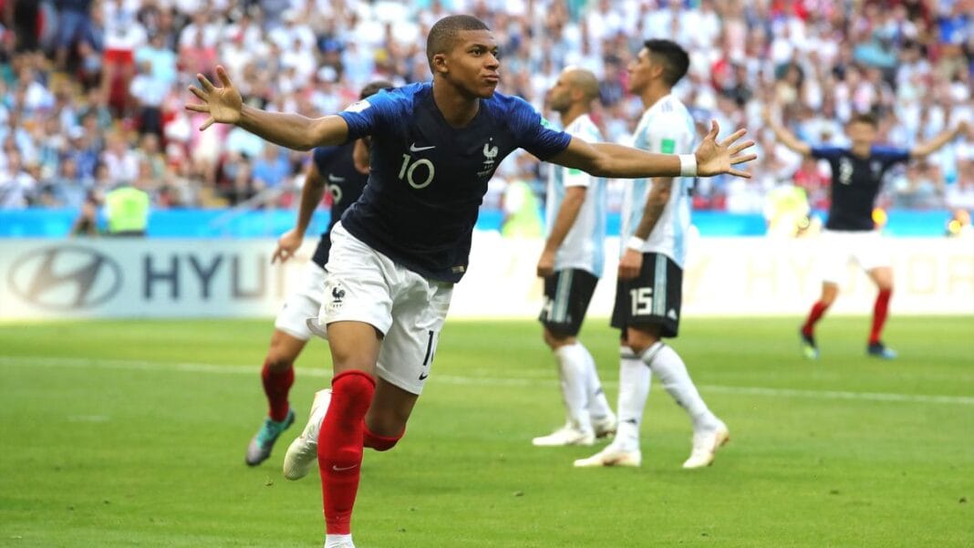 Kylian Mbappé en action lors d'un match de la Coupe du Monde.