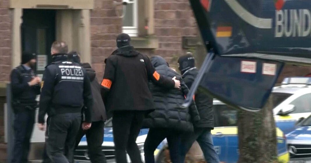 Allemagne : Expulsion d’un autre prédicateur Marocain Policiers allemands expulsant un prédicateur marocain lors d'une opération.