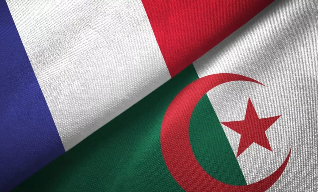 Drapeaux de la France et de l'Algérie côte à côte.