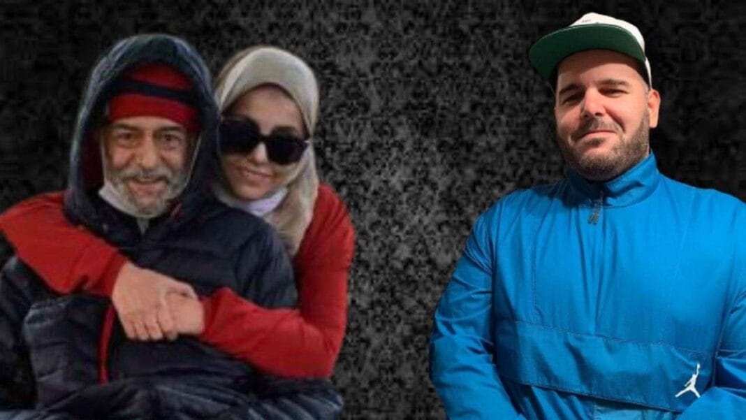 Algérie : Brahim Irban rend un vibrant hommage à sa mère. Trois personnes posant ensemble, hommage à une mère.