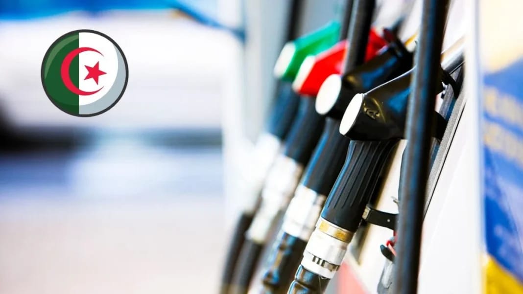 Classement mondial des prix du carburant : voici le rang de l’Algérie Pompes à essence avec drapeau algérien en arrière-plan.
