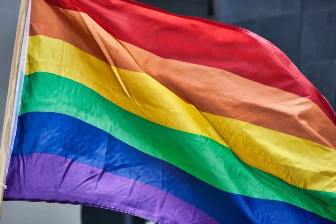 Inédit ! Plus de couleurs arc-en-ciel dans le commerce en Algérie. Voici la politique du gouvernement. Drapeau arc-en-ciel vibrant symbolisant la diversité en Algérie.