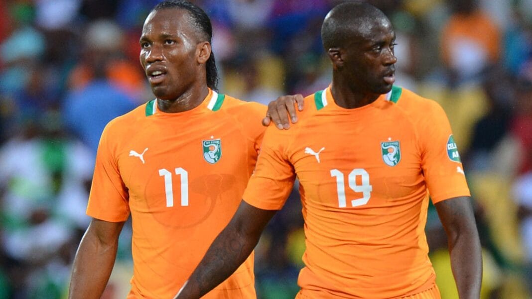 CHAN 2023 : voici huit légendes africaines invitées Deux joueurs africains en maillot orange lors du CHAN 2023.