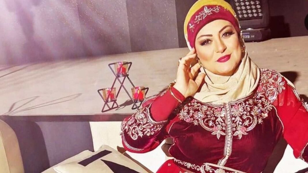 Enfin ! Asma Djermoune rompt le silence. Voici la belle réponse envoyée à ceux qui critiquent son hijab Asma Djermoune portant un hijab rouge et une tenue traditionnelle élégante.