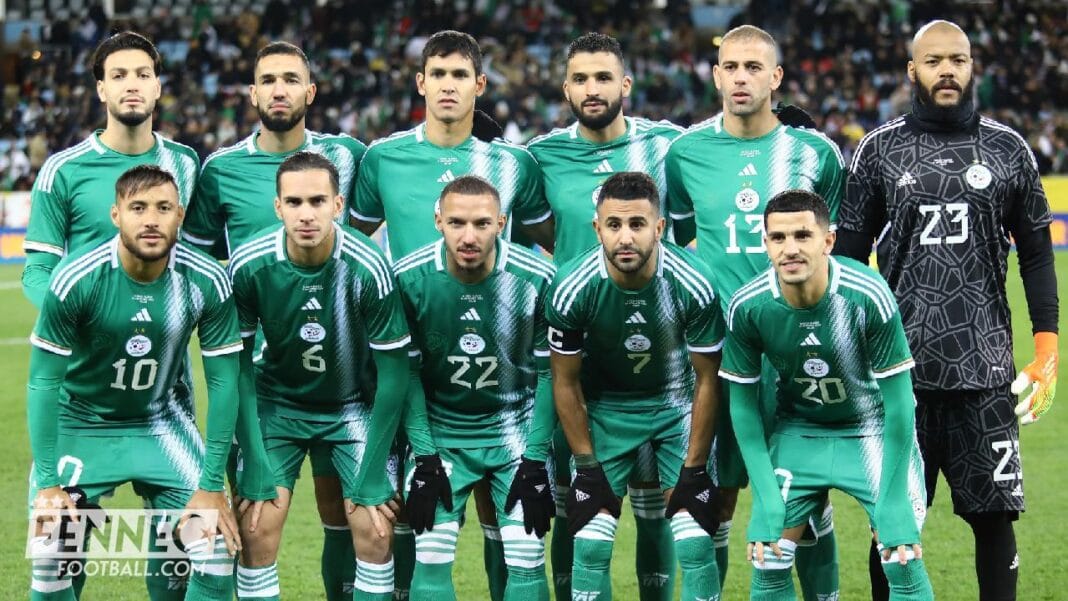 Groupe de joueurs de l'équipe d'Algérie en maillot vert lors d'un match.