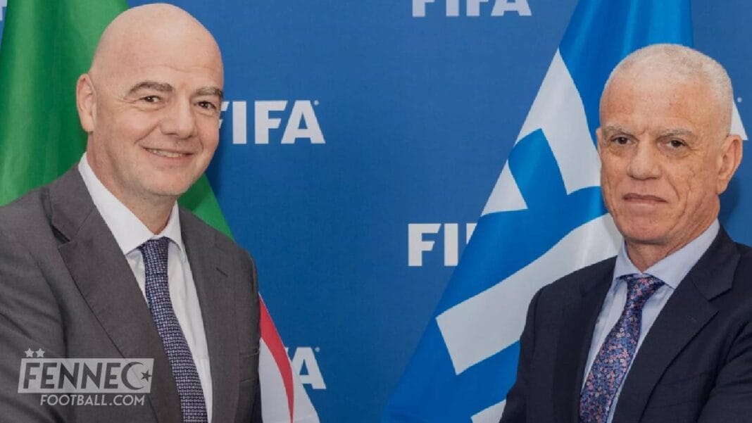 CHAN- Algérie Maroc: Infantino livre son verdict Infantino en discussion avec un officiel lors d'une rencontre FIFA.