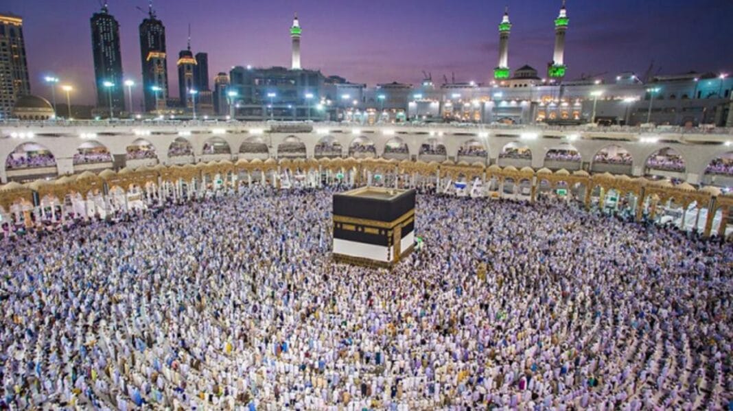 Bonne nouvelle ! Le prix du Hadj pour Algériens connait une réduction Pèlerins musulmans autour de la Kaaba à La Mecque lors du Hajj 2023.