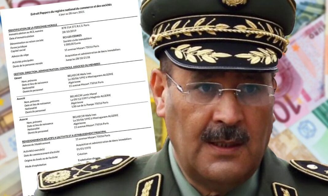 Général Ghali Beleksir avec documents et argent en arrière-plan.