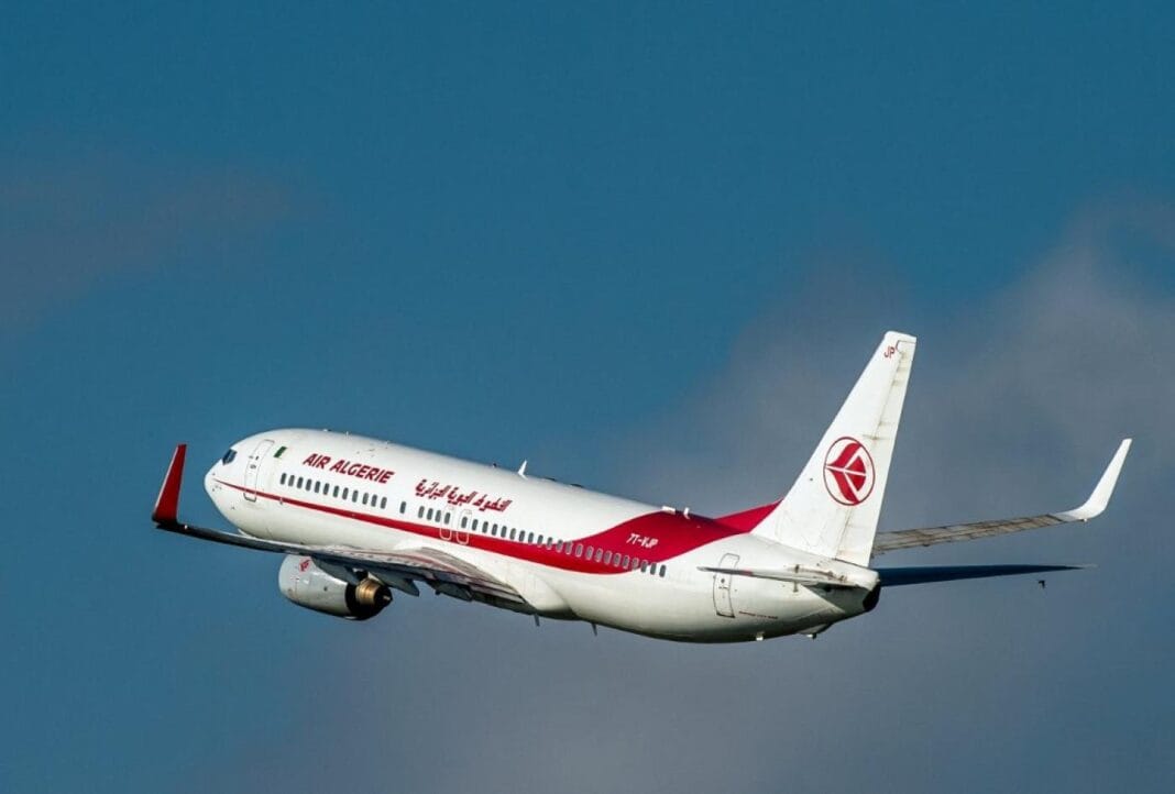 ” Il faut un gros balayage ” déclare une dame qui tire à boulets rouges sur l’agence Opéra d’Air Algérie. Avion Air Algérie en vol dans un ciel nuageux.