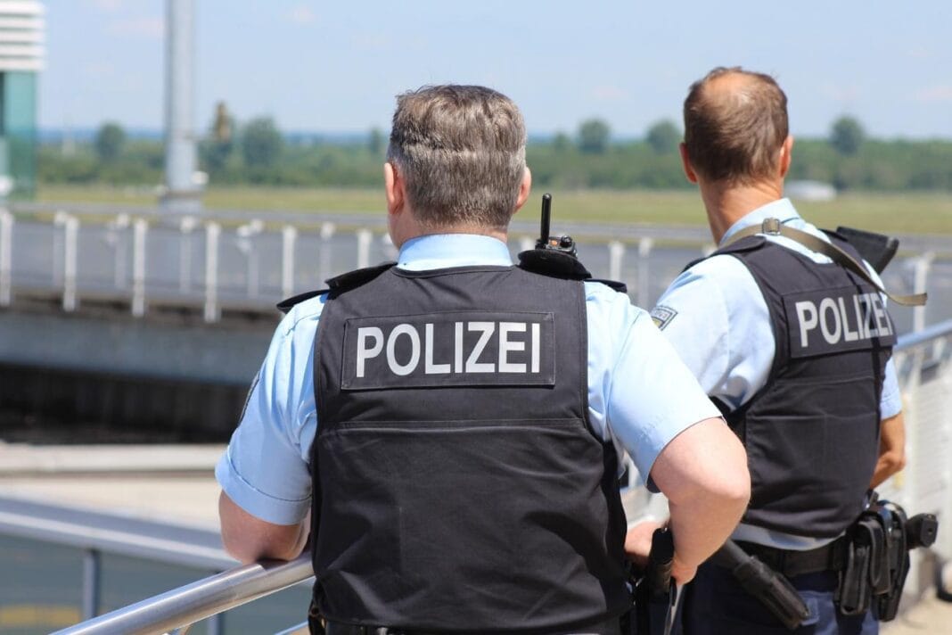 Insolite en Allemagne! Ivre, il méconnait son épouse allongée dans son lit et appelle la police Deux policiers allemands en uniforme sur un pont en plein jour.