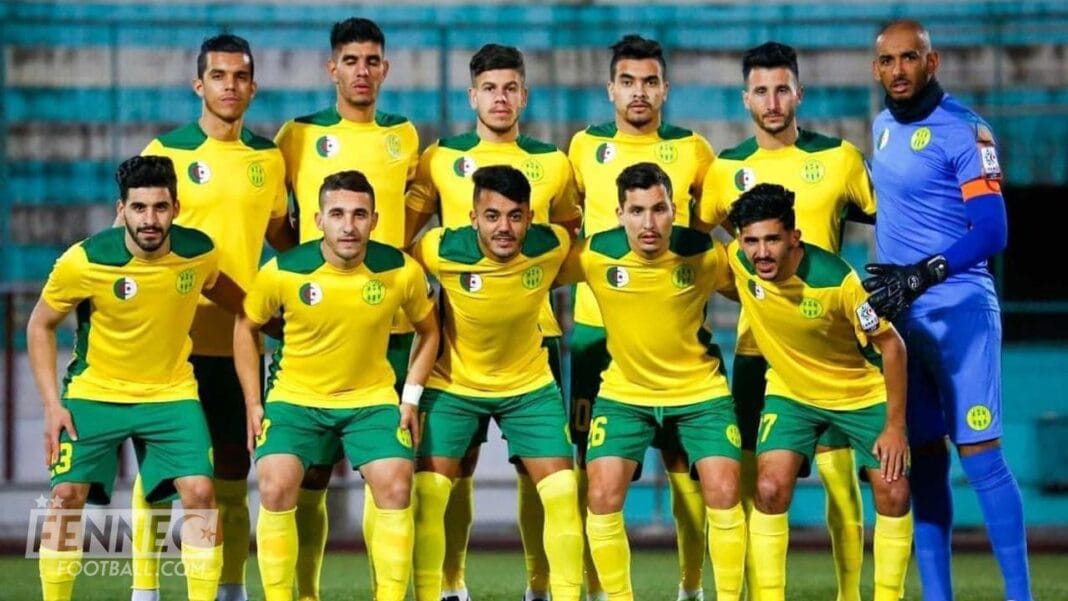 Équipe d'Algérie de football Groupe de joueurs de football algériens en tenue jaune et verte.
