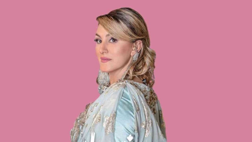 Algérie : Manal Gherbi livre des détails insoupçonnés de sa vie. Manal Gherbi portant une robe sophistiquée et des bijoux étincelants.