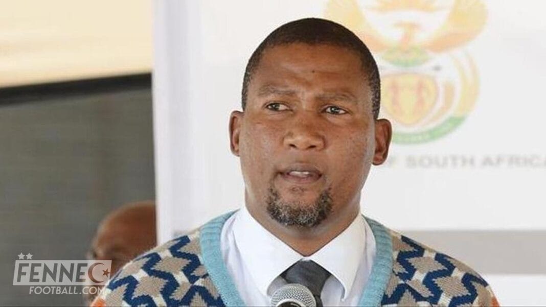 CHAN 2023 : Le geste odieux du Maroc envers l’Algérie et Mandela (Photo) Homme parlant lors d'un événement sportif en Afrique du Sud.