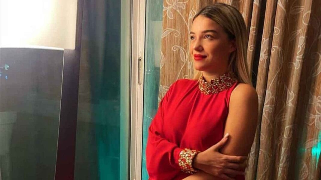 Numidia Lezoul s’éloigne davantage des réseaux. Voici la raison. Numidia Lezoul portant une robe rouge et un collier brillant.