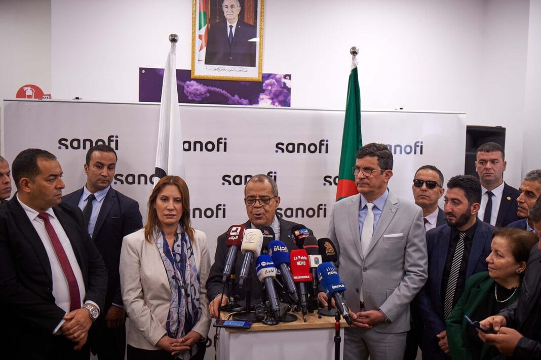 Production d’anticancéreux en Algérie : Aoun met les pieds sur l’accélérateur. Dirigeants lors de la prE9sentation officielle en AlgE9rie pour la production dB4anticancE9reux.