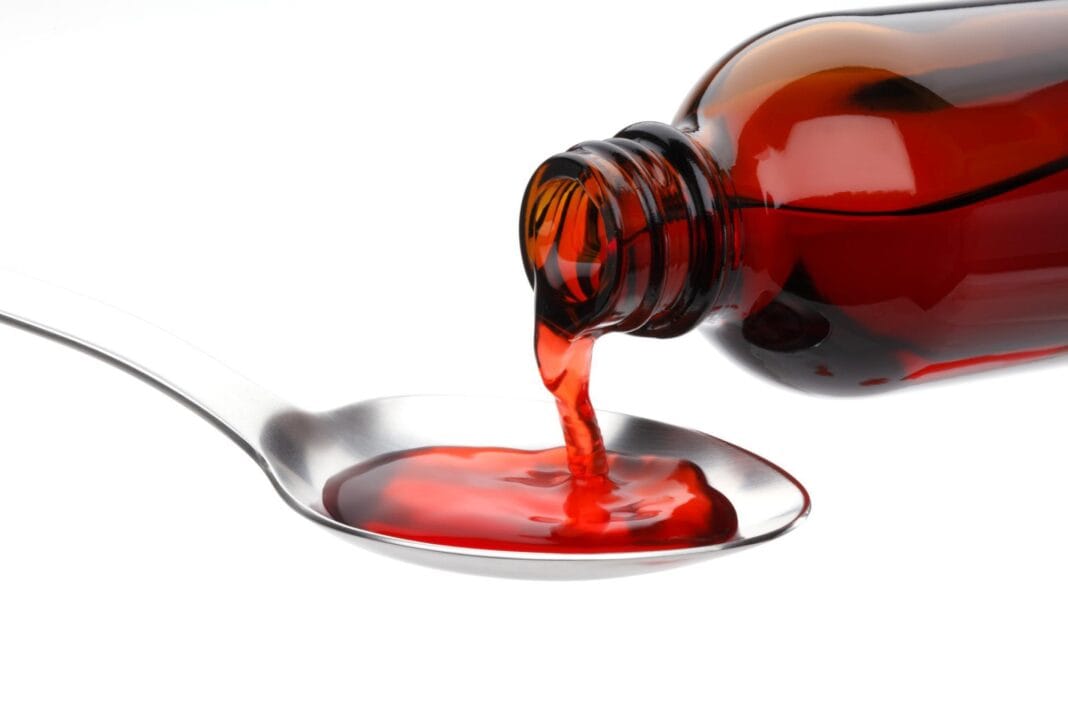 Après l’Europe… L’Algérie retire officiellement ces médicaments des pharmacies Sirop rouge dans une cuillère, médicament en suspension.