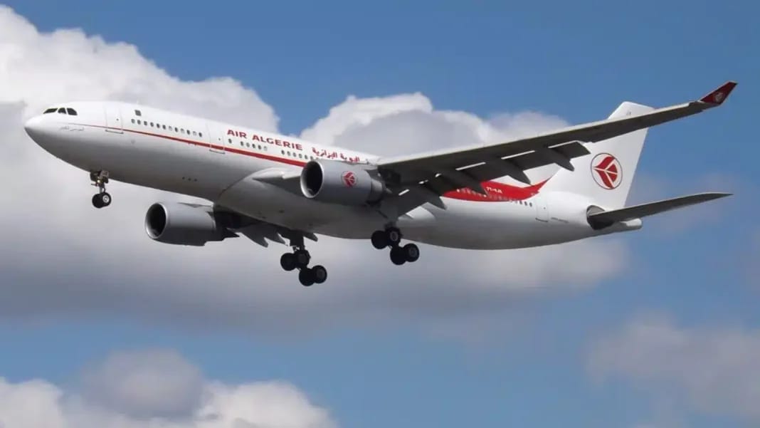 Omra 2023 pour les Algériens : Voici les prix des billets Avion Air Algérie en vol dans le ciel avec nuages.
