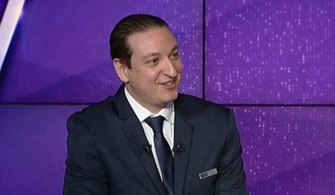 Commentateur marocain lors du CHAN 2022 Commentateur marocain en studio pendant le CHAN 2022.