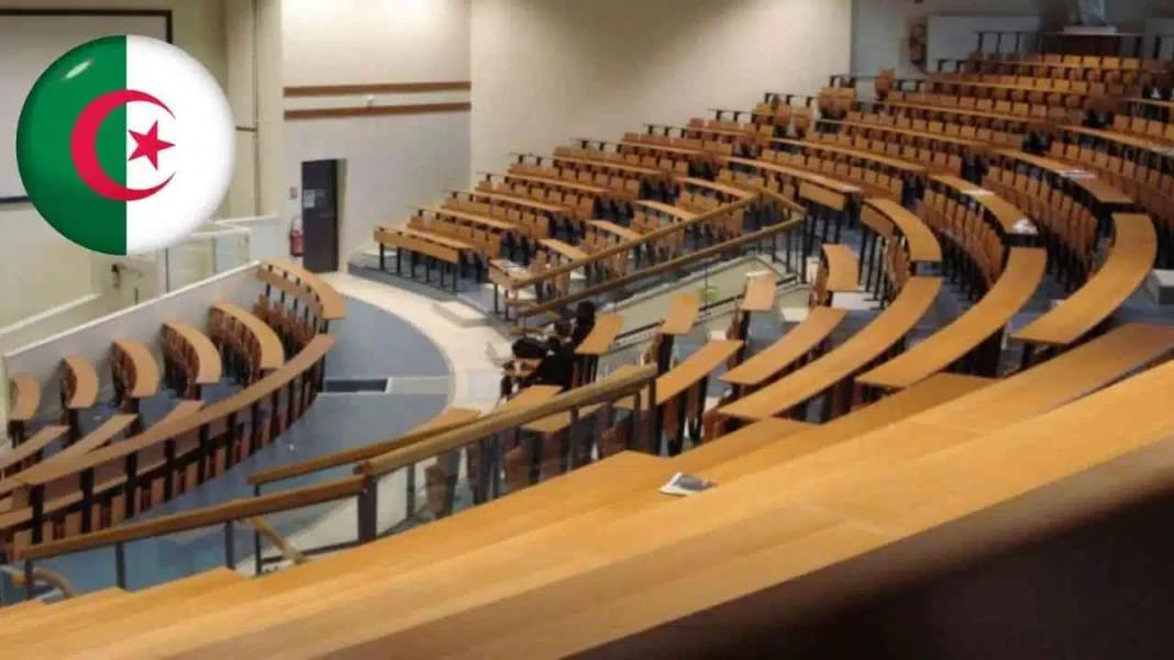 Amphithéâtre moderne dans une université algérienne.