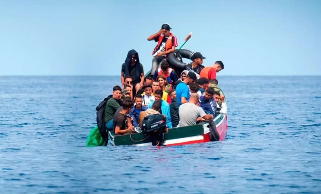 Groupes de harraga algériens naviguant en mer vers l'Espagne.