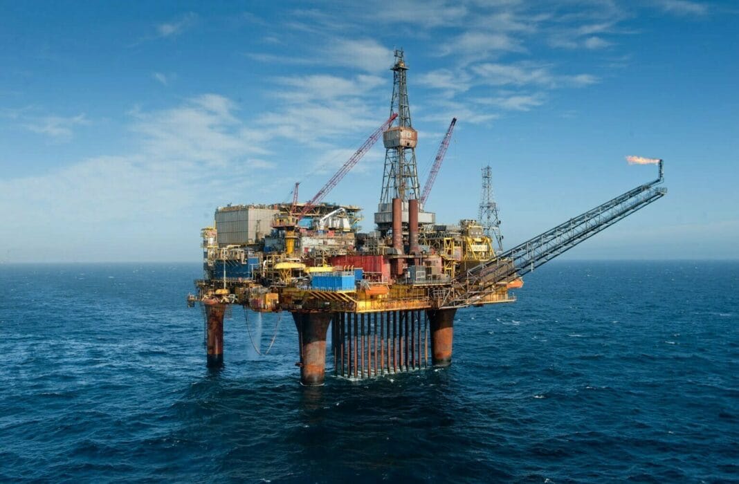 Hydrocarbures : Voici les objectifs 2023 de Sonatrach Plateforme pétrolière offshore en mer avec ciel bleu clair.