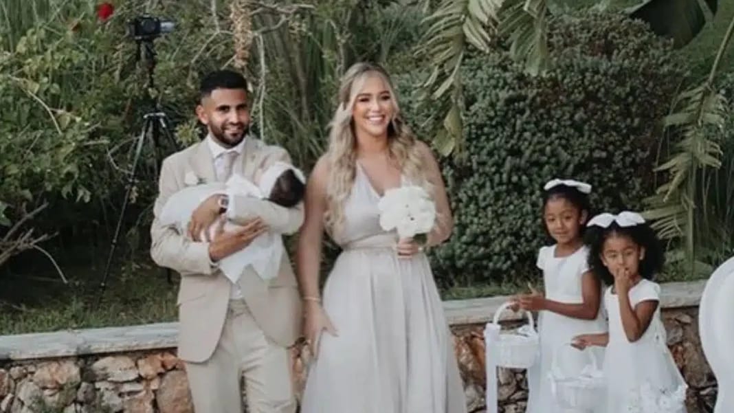 Riyad Mahrez, l’émouvant message de ses filles aînées à Taylor Ward qui émeut la Toile (image) Riyad Mahrez avec ses filles lors d'une cérémonie en plein air.