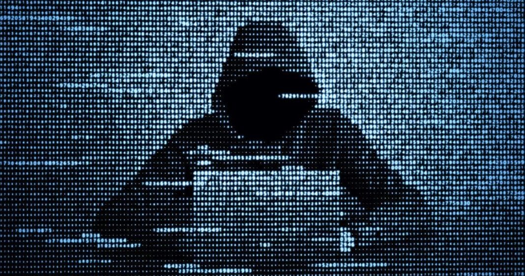 Vigilance! le site de l’APS victime de cyberattaques, le Maroc impliqué! Hacker masqué utilisant un ordinateur lors d'une cyberattaque.