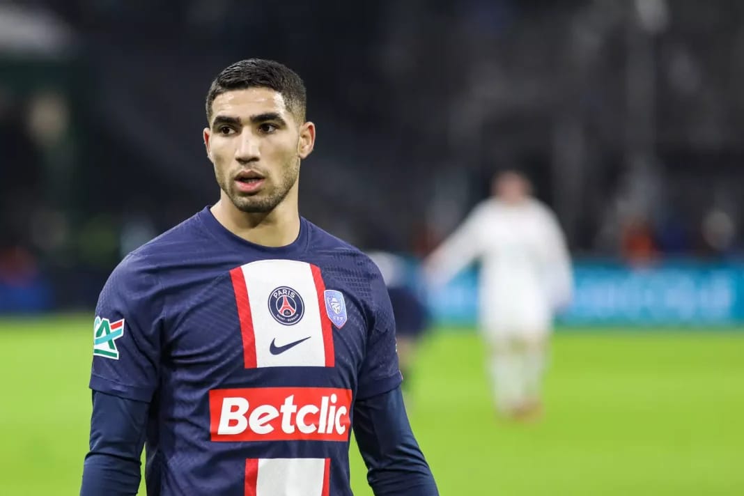 Achraf Hakimi, joueur du PSG, sur le terrain de football.