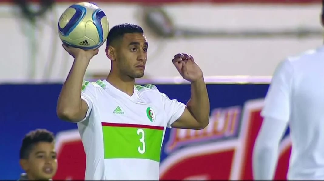 CAN 2025 : Faouzi Ghoulam fait une incroyable sortie. Il confesse que l’Algérie est…… Faouzi Ghoulam en action avec le ballon lors d'un match de football.