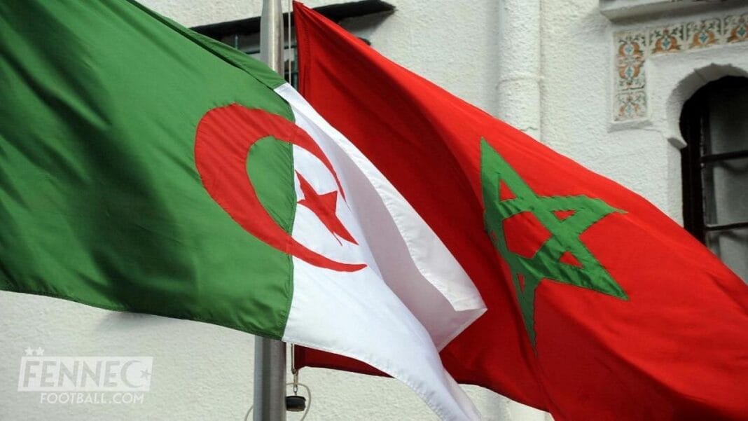 Drapeaux d'Algérie et du Maroc côte à côte.