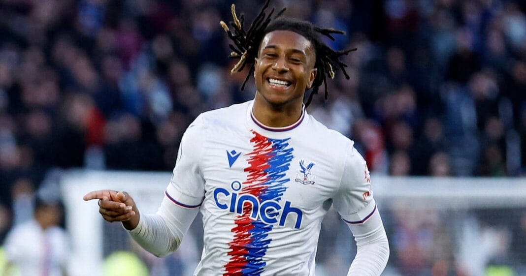 Michael Olise, joueur de football, en pleine célébration sur le terrain.