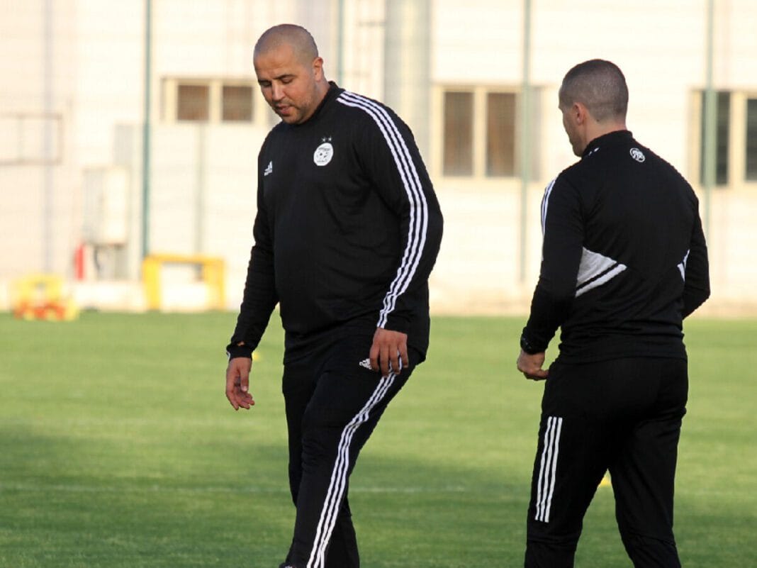 CHAN 2022/ Finale:« J’ai dit aux joueurs que c’est le match de leurs vies » a laissé entendre Madjid Bougherra Madjid Bougherra en tenue d'entraînement sur le terrain de football.