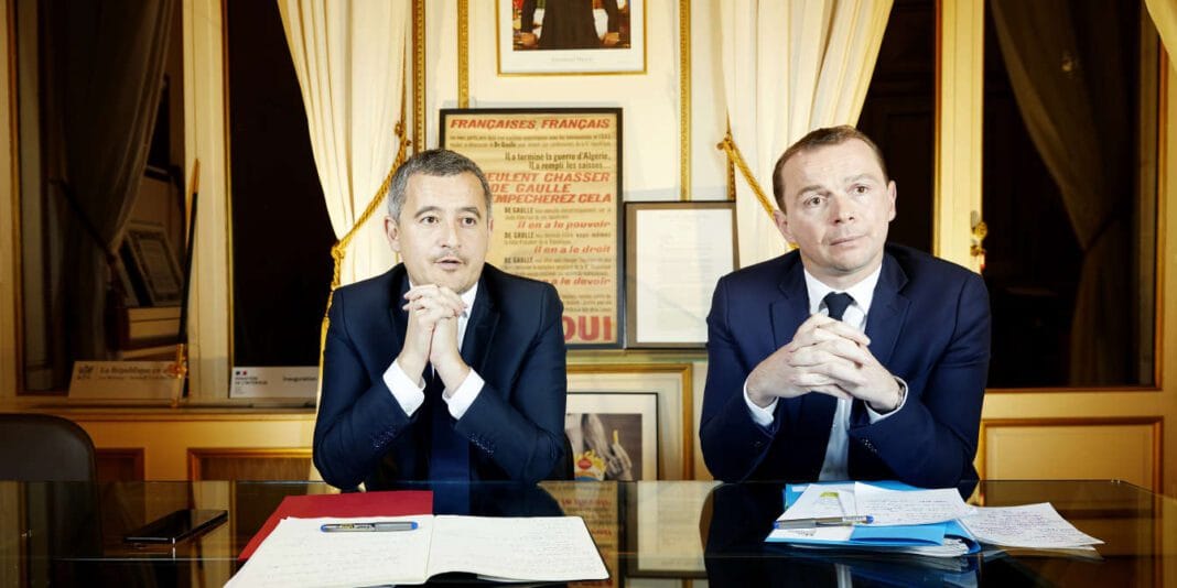 Projet de loi sur l’immigration: Voici la poignante déclaration de Darmanin Deux hommes en réunion officielle, discutant sérieusement.