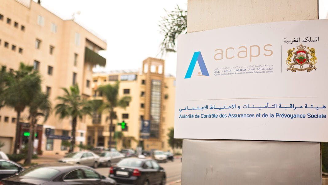 Panneau ACAPS Maroc dans une rue urbaine animée.