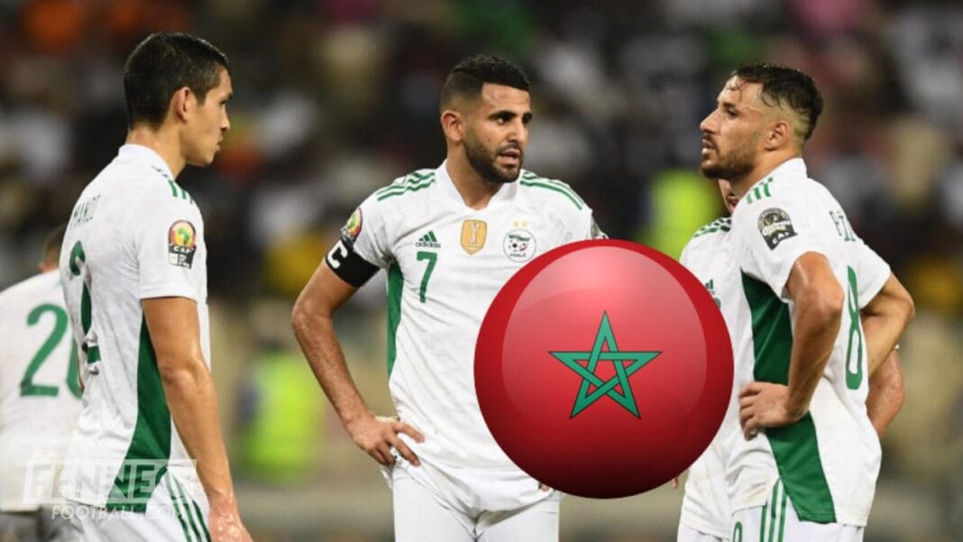Prévisible ! Un choc Algérie- Maroc dans les parages. Joueurs algériens discutant lors d'un match de football.