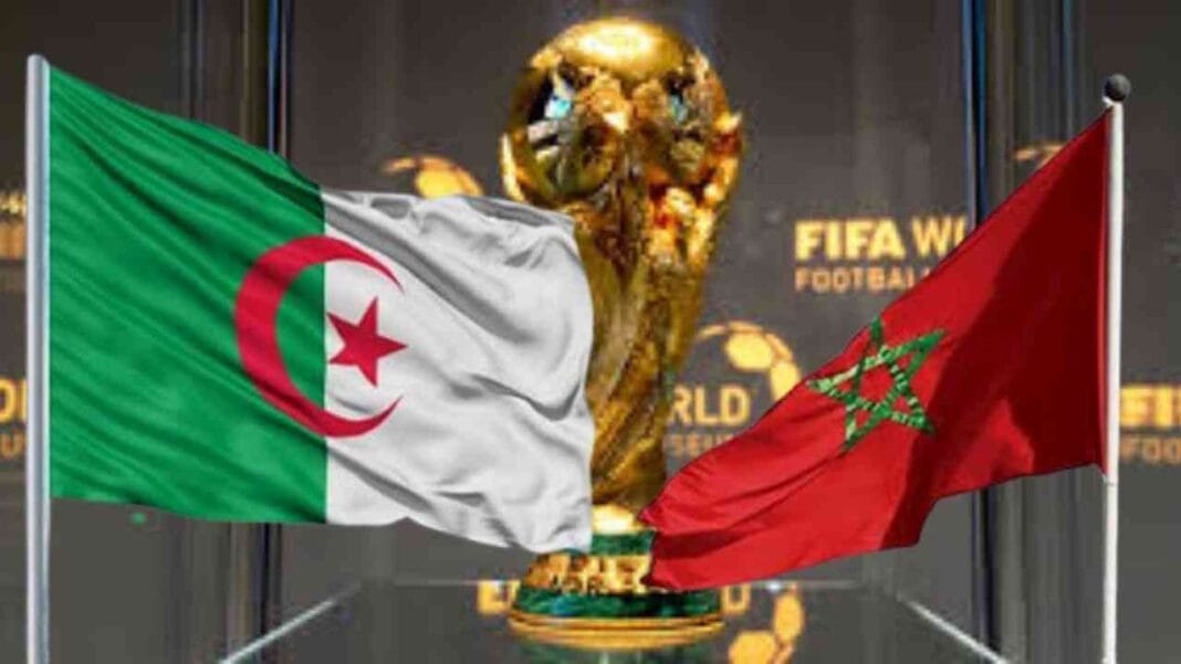 Drapeaux d'Algérie et du Maroc devant la Coupe du Monde de la FIFA.