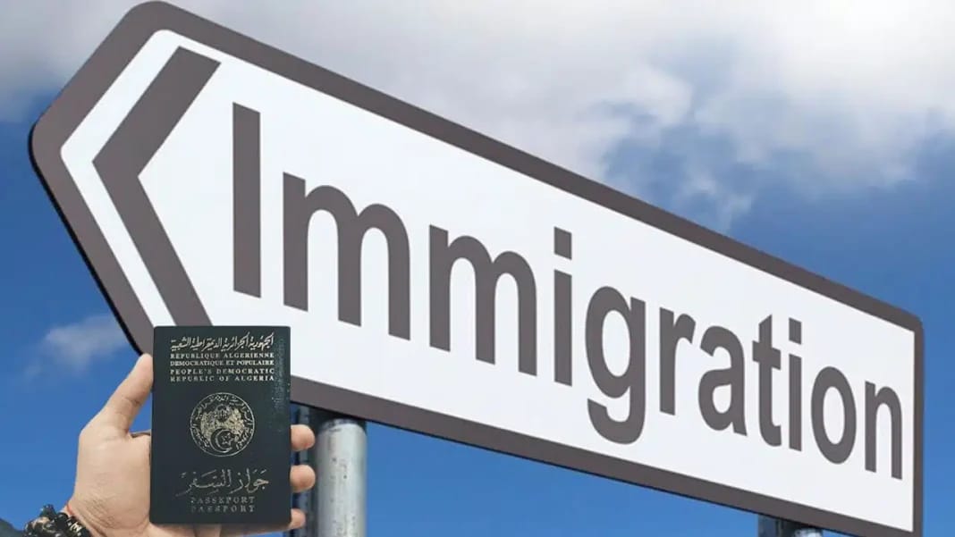 Sondage : 77% des Français sceptiques quant à la gestion de l’immigration par le gouvernement Panneau indiquant la direction de l'immigration sous un ciel nuageux.
