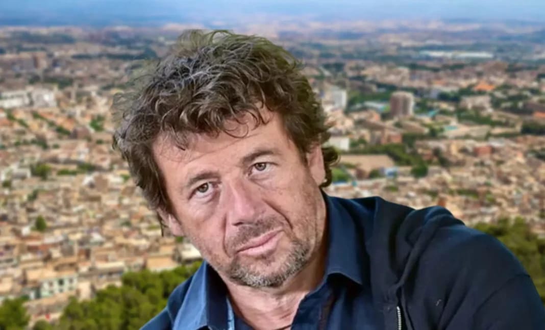 Portrait de Patrick Bruel-Benguigui avec vue sur Alger en arrière-plan.