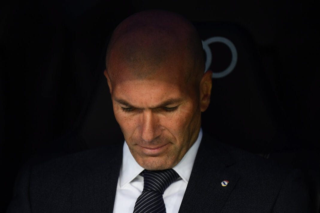 Equipe d’Algérie, Zidane la grande annonce Zidane, entraîneur de football, en pleine réflexion.