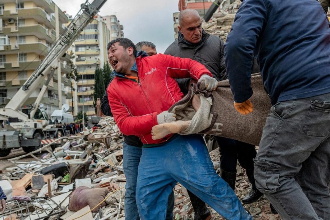 Séisme en Turquie : Décès de six ressortissants marocains Secouristes aidant une victime dans les décombres du séisme en Turquie.