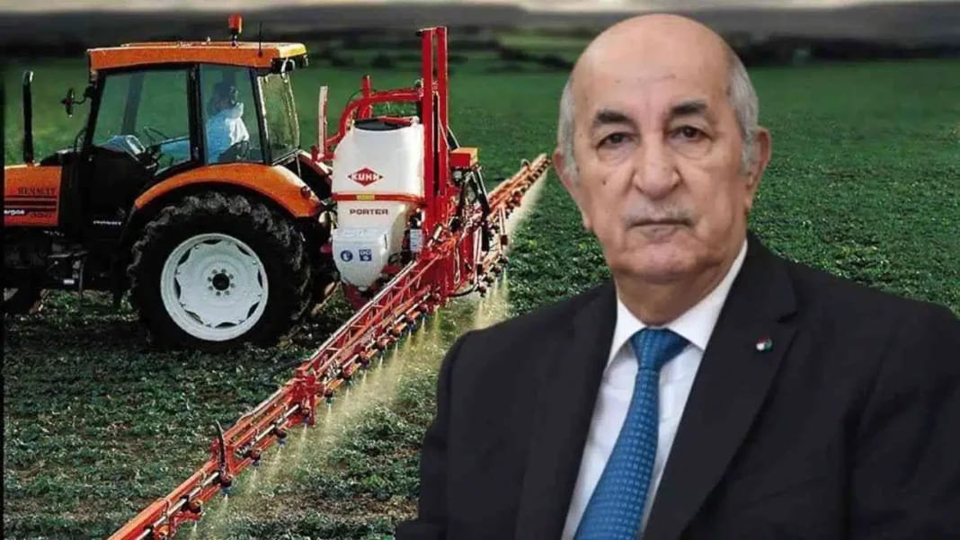Souveraineté alimentaire : Voici le bilan de l’Algérie Homme politique devant un champ cultivé avec un tracteur agricole.