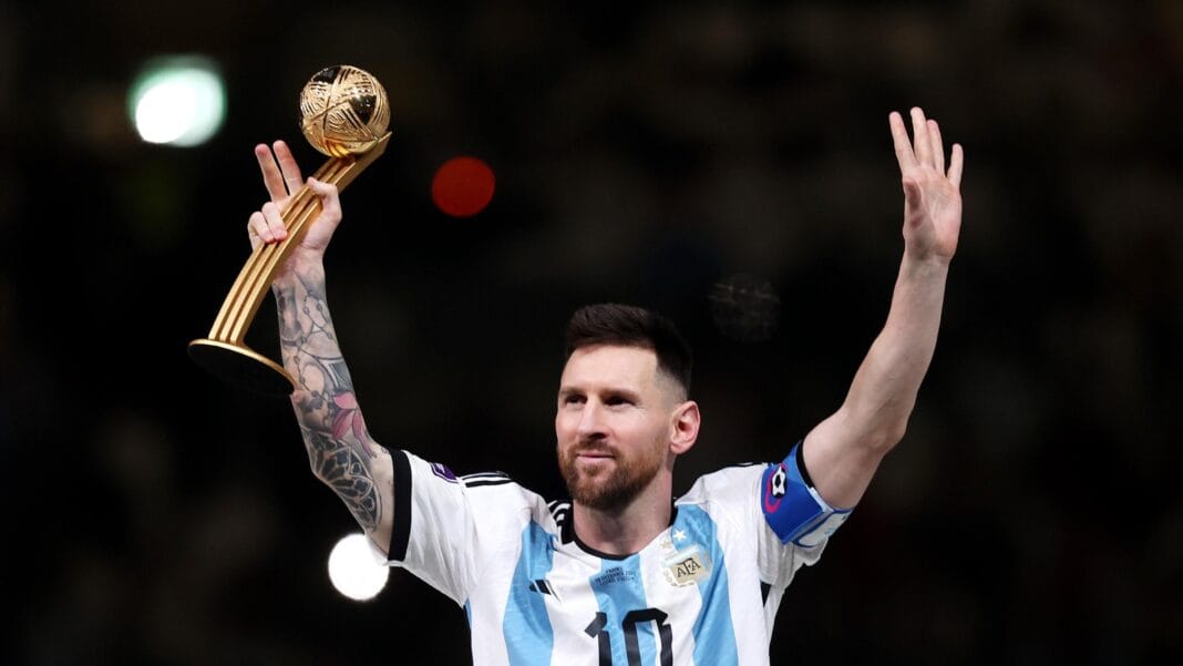 Messi meilleur joueur de tous les temps Lionel Messi tenant le Ballon d'Or 2023, célébrant sa victoire.